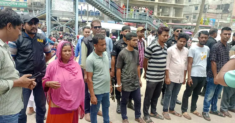 র‍্যাবের সাথে আটক দালালরা